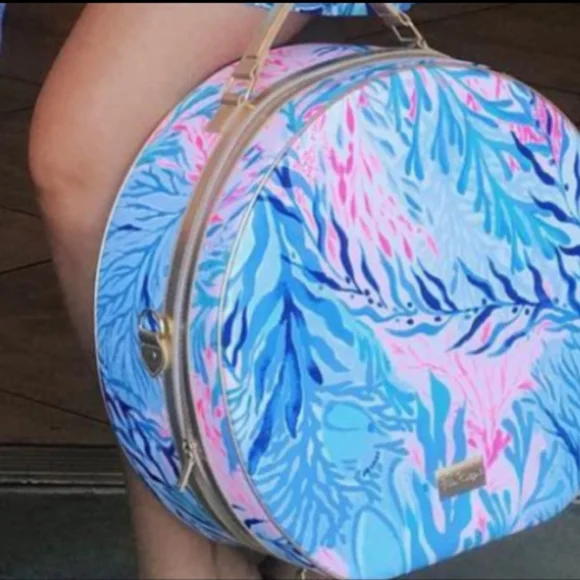 Lilly Pulitzer Perfect condition Kaleidoscope Coral Round Luggage Bag - Picture 9 of 12
